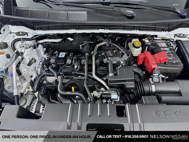 Photo of 2025 Aspen White Tricoat Nissan Kicks