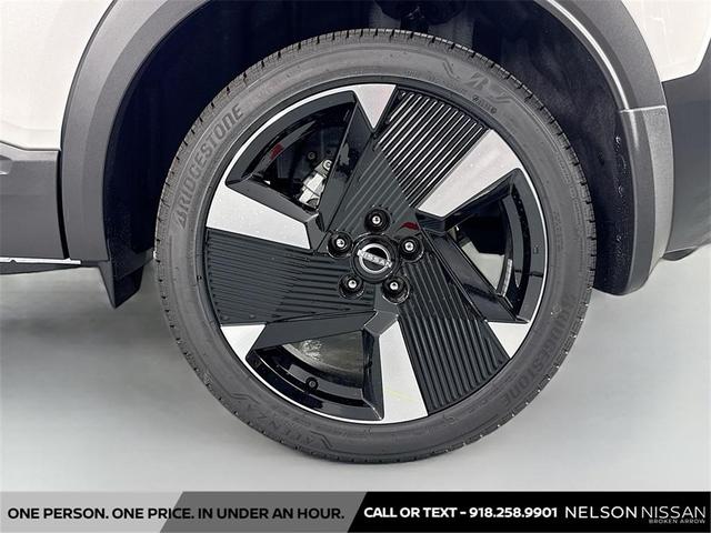 Photo of 2025 Aspen White Tricoat Nissan Kicks