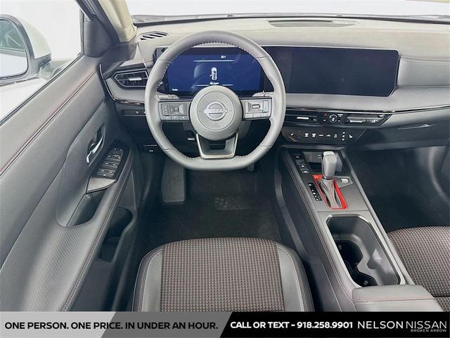 Photo of 2025 Aspen White Tricoat Nissan Kicks