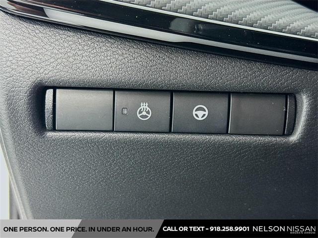 Photo of 2025 Aspen White Tricoat Nissan Kicks