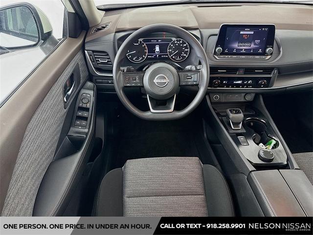 Photo of 2023 Pearl White Tricoat Nissan Rogue