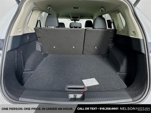 Photo of 2025 Everest White Pearl Nissan Rogue