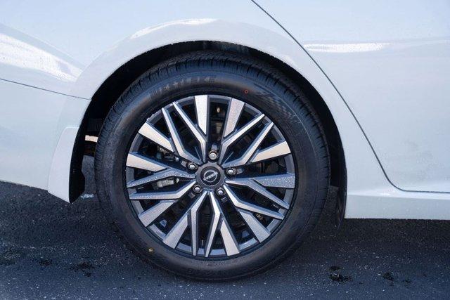 Photo of 2023 Pearl White Tricoat Nissan Altima