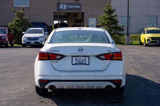 Photo of 2023 Pearl White Tricoat Nissan Altima