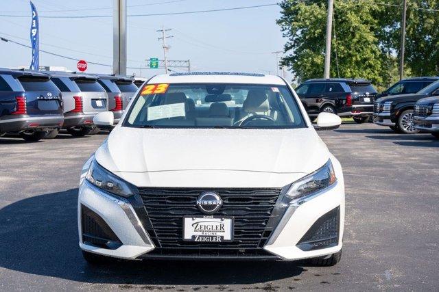 Photo of 2023 Pearl White Tricoat Nissan Altima