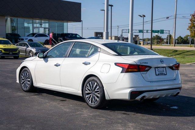 Photo of 2023 Pearl White Tricoat Nissan Altima