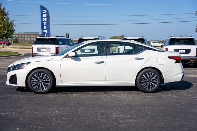 Photo of 2023 Pearl White Tricoat Nissan Altima
