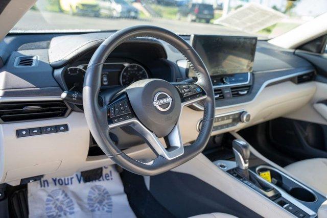 Photo of 2023 Pearl White Tricoat Nissan Altima