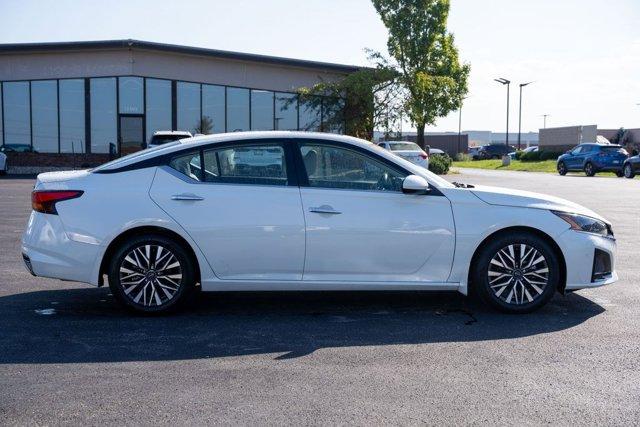 Photo of 2023 Pearl White Tricoat Nissan Altima
