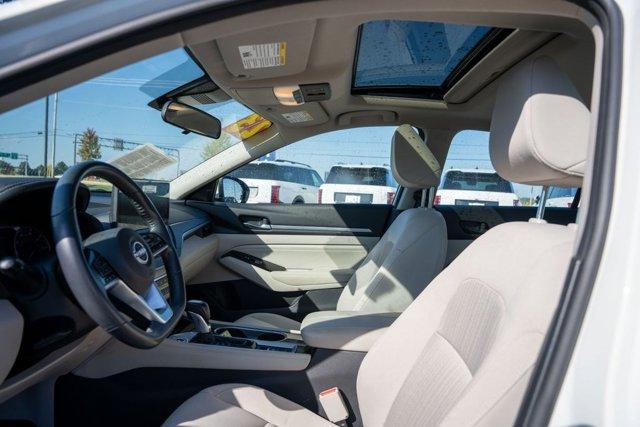 Photo of 2023 Pearl White Tricoat Nissan Altima