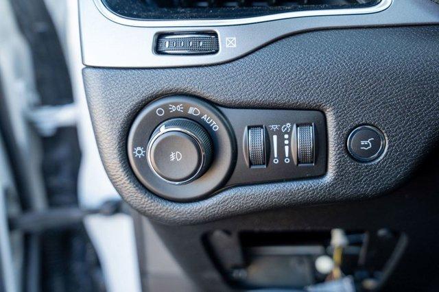 Photo of 2021 Bright White Clearcoat Jeep Cherokee