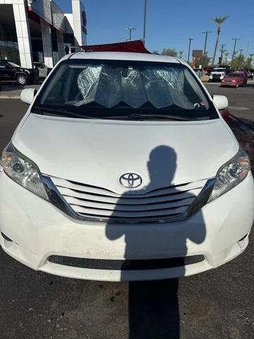 Photo of 2015 Super White Toyota Sienna