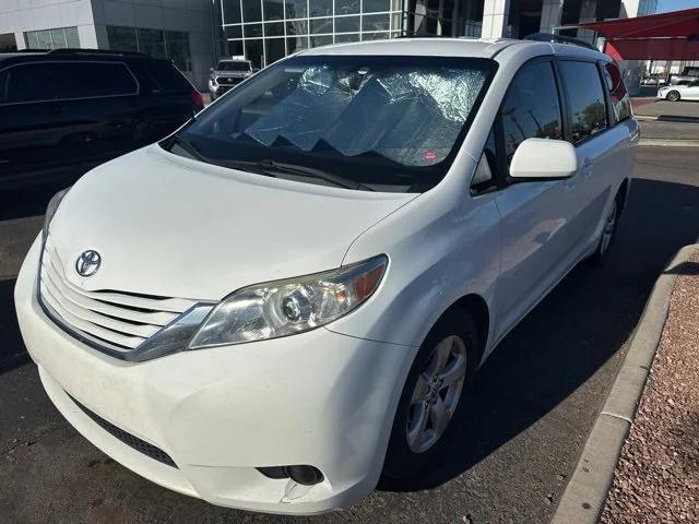 Photo of 2015 Super White Toyota Sienna