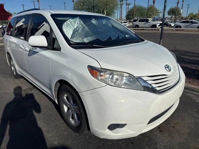 Photo of 2015 Super White Toyota Sienna