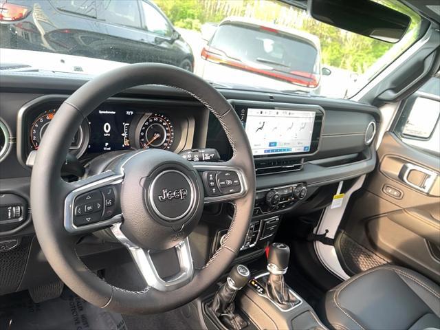 Photo of 2025 Bright White Jeep Wrangler