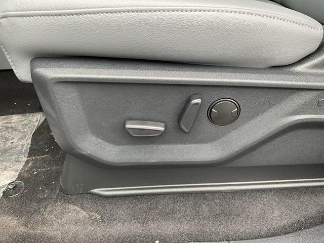 Photo of 2025 Oxford White Yz Ford F-150 Lightning