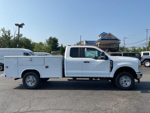 Photo of 2025 Oxford White Ford F-350