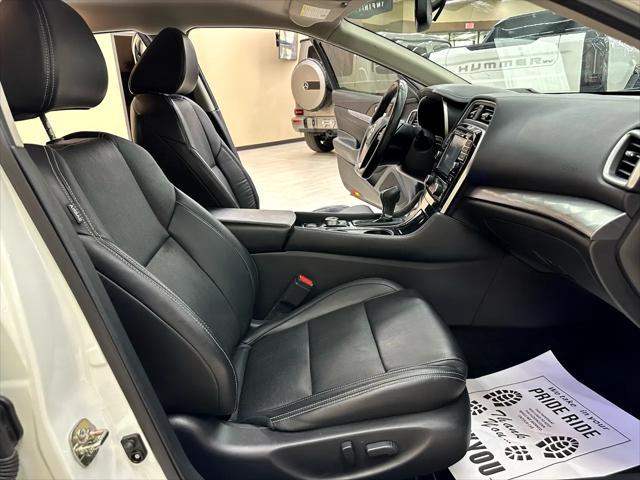 Photo of 2017 Pearl White Nissan Maxima