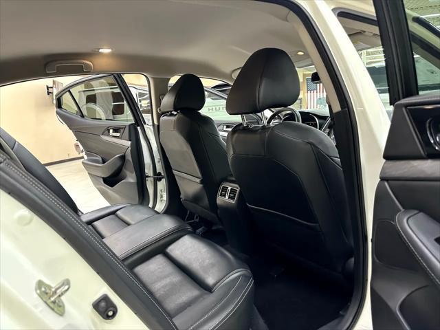 Photo of 2017 Pearl White Nissan Maxima