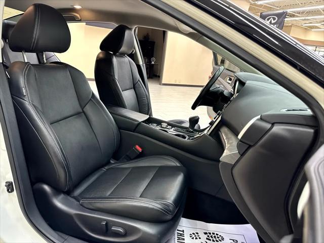 Photo of 2017 Pearl White Nissan Maxima