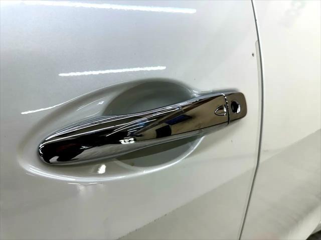 Photo of 2017 Pearl White Nissan Maxima