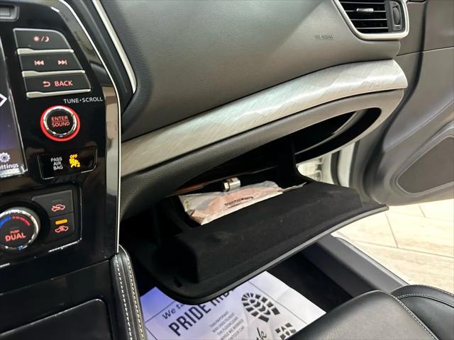 Photo of 2017 Pearl White Nissan Maxima