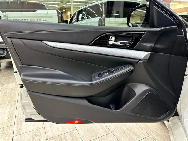 Photo of 2017 Pearl White Nissan Maxima
