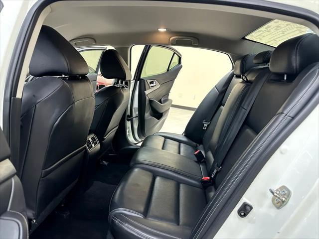 Photo of 2017 Pearl White Nissan Maxima