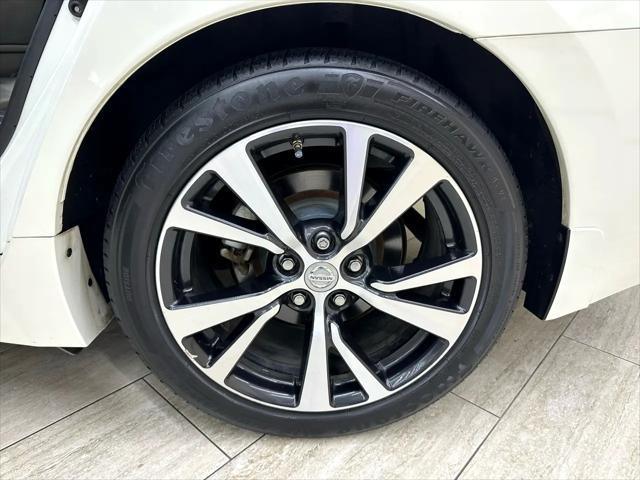 Photo of 2017 Pearl White Nissan Maxima