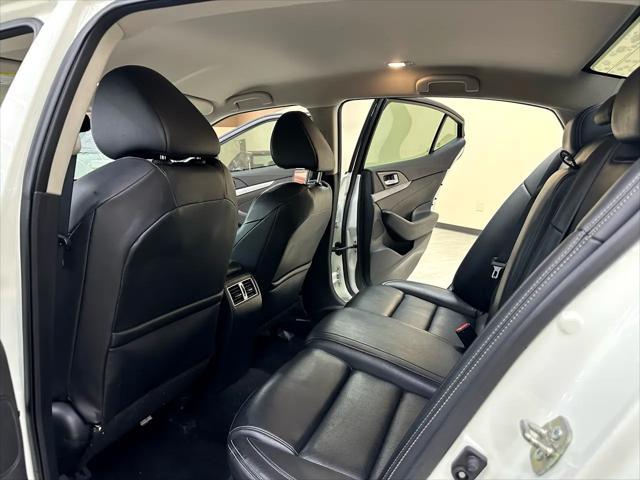 Photo of 2017 Pearl White Nissan Maxima