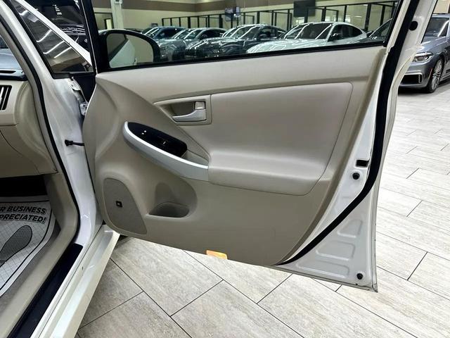 Photo of 2011 White Toyota Prius