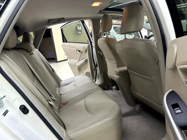 Photo of 2011 White Toyota Prius