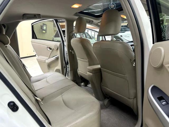 Photo of 2011 White Toyota Prius