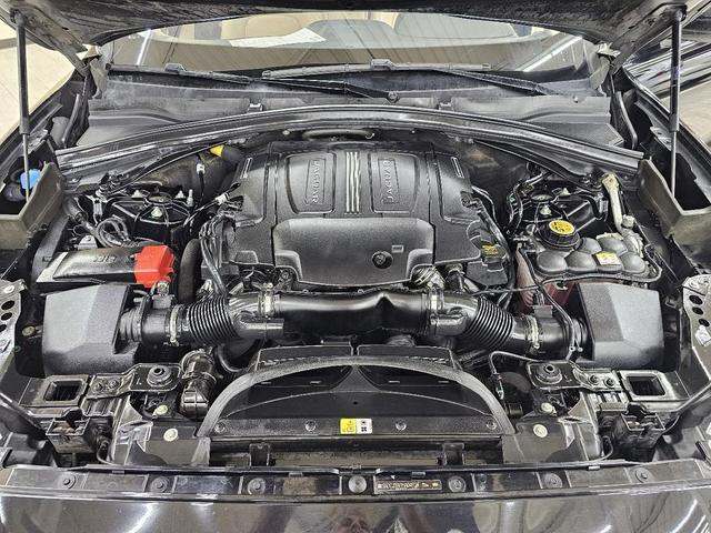 Photo of 2017 Black Jaguar F-PACE