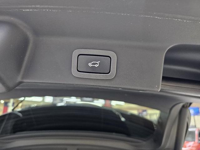 Photo of 2017 Black Jaguar F-PACE