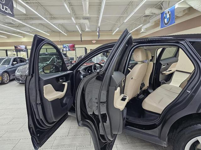 Photo of 2017 Black Jaguar F-PACE