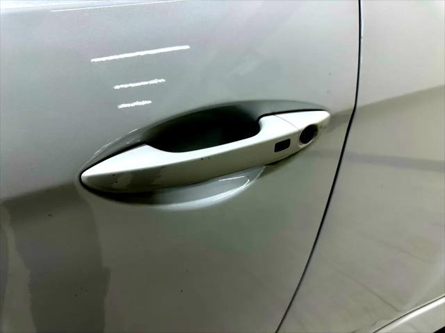 Photo of 2016 Elite White Hyundai Veloster