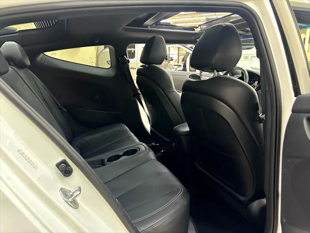 Photo of 2016 Elite White Hyundai Veloster
