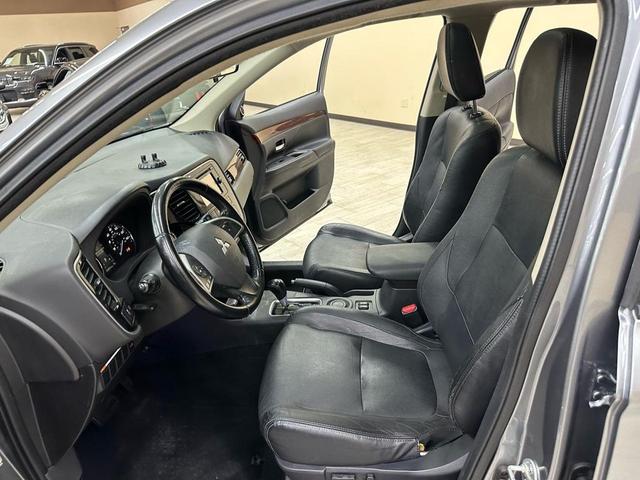 Photo of 2014 Mercury Gray Pearl Mitsubishi Outlander