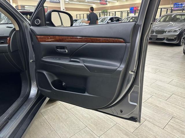 Photo of 2014 Mercury Gray Pearl Mitsubishi Outlander