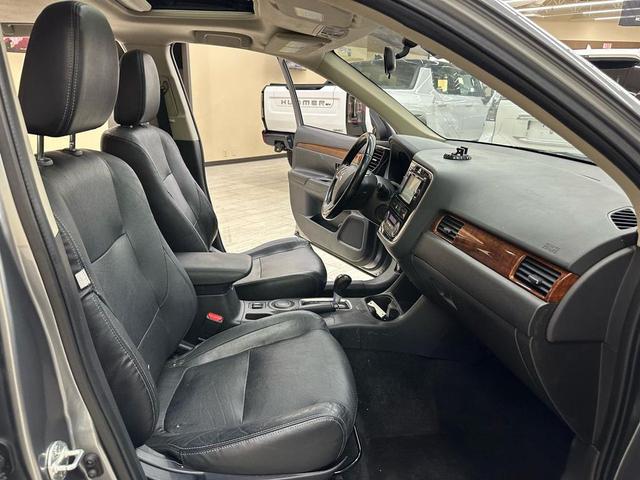 Photo of 2014 Mercury Gray Pearl Mitsubishi Outlander