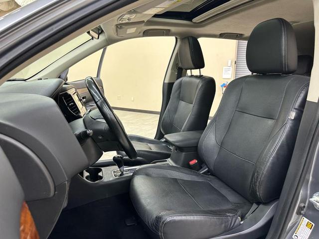 Photo of 2014 Mercury Gray Pearl Mitsubishi Outlander