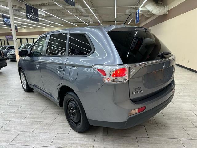 Photo of 2014 Mercury Gray Pearl Mitsubishi Outlander