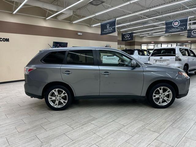 Photo of 2014 Mercury Gray Pearl Mitsubishi Outlander