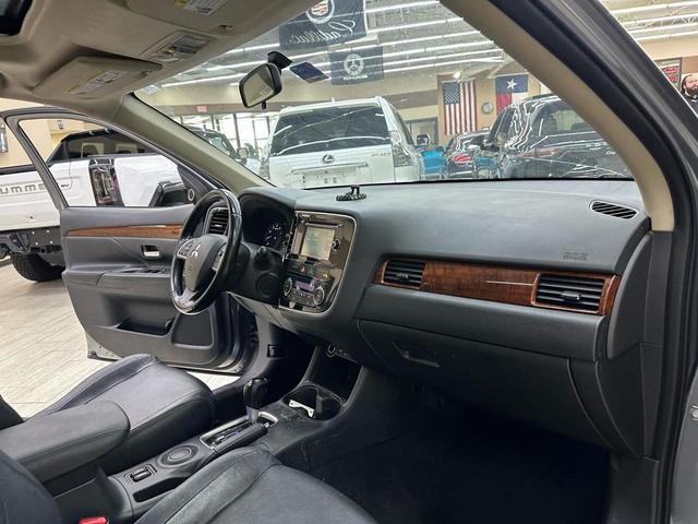 Photo of 2014 Mercury Gray Pearl Mitsubishi Outlander