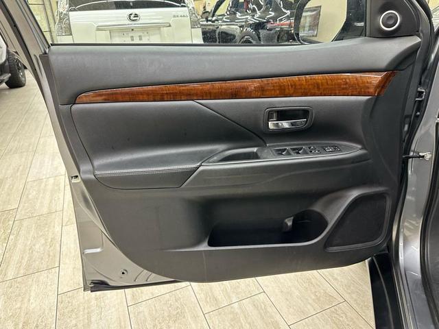 Photo of 2014 Mercury Gray Pearl Mitsubishi Outlander