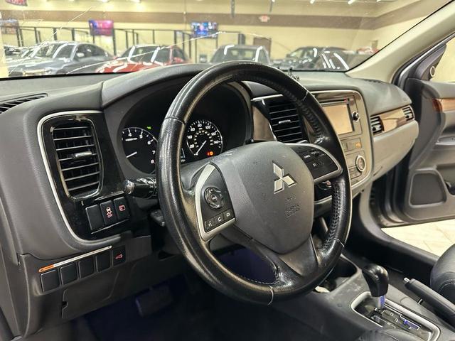 Photo of 2014 Mercury Gray Pearl Mitsubishi Outlander