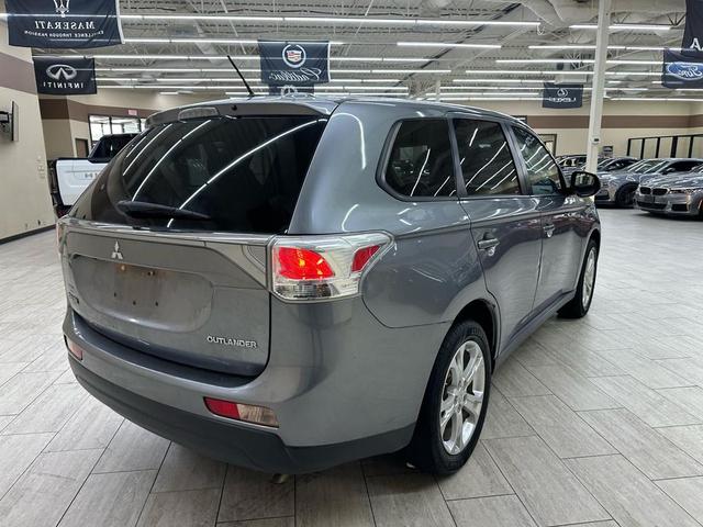 Photo of 2014 Mercury Gray Pearl Mitsubishi Outlander