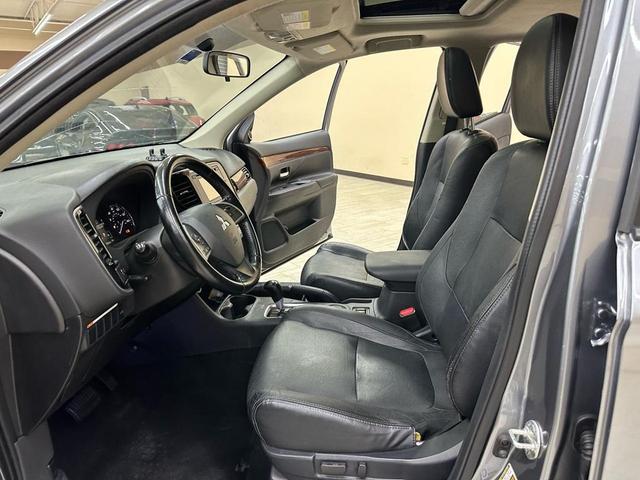 Photo of 2014 Mercury Gray Pearl Mitsubishi Outlander