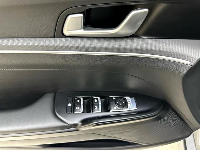 Photo of 2023 Wolf Gray Kia K5